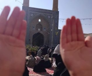 اقامه ی نماز طلب باران مردم دیار سربداران به امامت حضرت آیت الله مغیثه