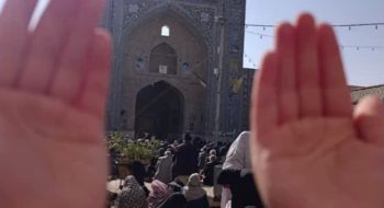 اقامه ی نماز طلب باران مردم دیار سربداران به امامت حضرت آیت الله مغیثه