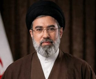 آیت‌الله سید مجتبی خامنه‌ای توسط مجلس خبرگان بعنوان رهبر انقلاب انتخاب شد.